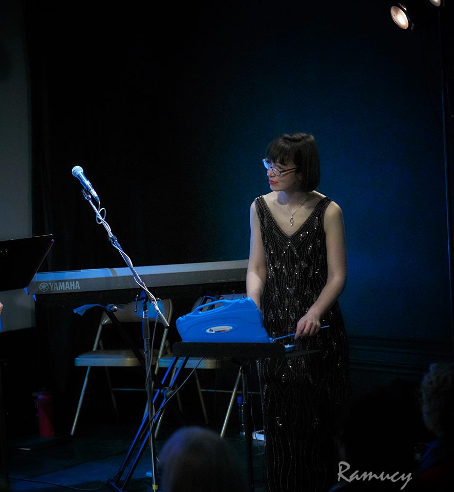 Hanna Bech performing at Queens of Quirk. Photo by Ramucy Photog